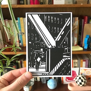 Carte postale fabriquée à la main. Les gens qui marchent dans la rue à Édimbourg. D'après des illustrations originales faites à la main en papier découpé. paysage de rue urbain