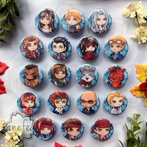 Könnte beinhalten: Ein Set mit 16 runden Pins mit Charakteren aus der Final Fantasy Videospielserie. Die Pins sind blau mit weißen Akzenten und zeigen verschiedene Charaktere aus dem Spiel, darunter Cloud, Sephiroth, Tifa und Aerith.