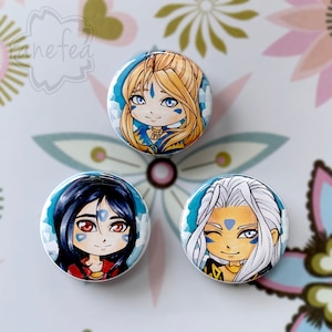 Puede incluir: Tres botones redondos con ilustraciones de dibujos animados de personajes de anime. Cada personaje tiene ojos azules, un fondo azul claro y un atuendo amarillo y dorado. Los personajes tienen diferentes colores de cabello: rubio, negro y blanco.