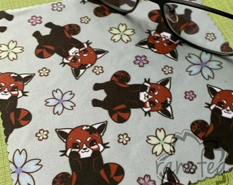 Sakura Friends - Ginger, el panda rojo / Paño de limpieza suave de microfibra para pantallas, lentes, cristales y gafas / 15 x 15 cm / Ideal para regalar