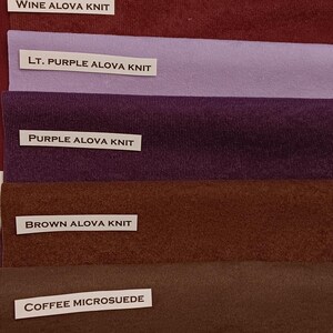Pu&ograve; includere: Primo piano di dieci campioni di tessuto in diversi colori e trame. I campioni sono etichettati con i loro nomi e tipi, tra cui "Microsuede rosa", "Microsuede rosso", "Microsuede ruggine", "Maglia Alova vino", "Maglia Alova viola chiaro", "Maglia Alova viola", "Maglia Alova marrone", "Microsuede caff&egrave;", "Microsuede grigio", e "Maglia Alova nero".