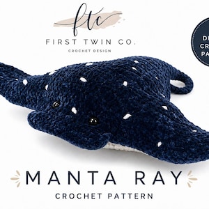 Op de afbeelding: Een donkerblauw gehaakte mantarog met witte spikkels en zwarte ogen. De tekst luidt: ftc FIRST TWIN CO. CROCHET DESIGN, DIGITAL CROCHET PATTERN en MANTA RAY CROCHET PATTERN. De knuffel heeft een getextureerd, zacht uiterlijk.