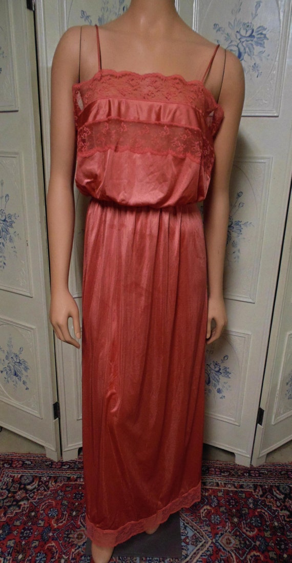 1960 Peach Flair Nylon and Lace NIghtgown, Size Me