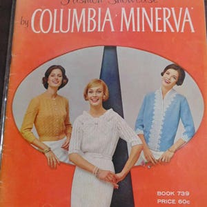 Puede incluir: Una portada de revista de moda vintage con tres mujeres que llevan suéteres de punto. La portada se titula "Fashion Showcase by COLUMBIA MINERVA" y tiene un fondo rojo con un círculo blanco y negro en el centro. El texto "BOOK 739 PRICE 60c" está en la esquina inferior derecha.
