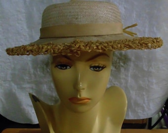 Beige strohoed uit de jaren 40 met verstelbare riem, grote bloemen