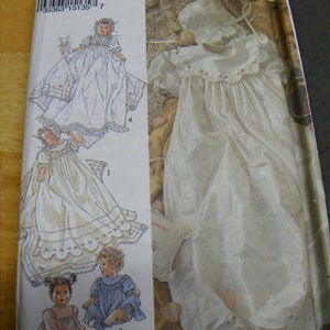 Puede incluir: Un patrón de costura para un vestido de bautizo para bebés. El patrón incluye cuatro estilos diferentes de vestidos, todos con ribete de encaje. El número de patrón es 2436.