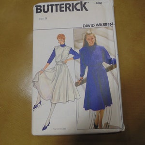 Op de afbeelding: Een naaipatroon voor een jurk van Butterick, ontworpen door David Warren. Het patroon is voor maat 8 en heeft twee verschillende jurkstijlen, een witte en een blauwe.