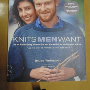 Puede incluir: Portada de libro titulada "KNITS MEN WANT" con una pareja. La portada tiene el texto "Las 10 reglas que toda mujer debe saber antes de tejer para un hombre" y "Además de los únicos 10 patrones que necesitará."