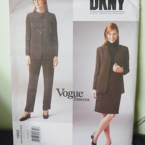 Pode incluir: Um padrão de costura para um fato feminino da DKNY, Vogue American Designer. O padrão é para os tamanhos 8-10-12. O padrão inclui uma jaqueta e uma saia ou calças.