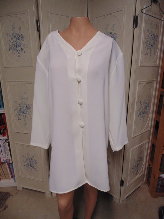 Chaus Woman White Blouse or Light Jacket, Size 18