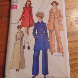 Może przedstawiać: Wzorzec szycia vintage Simplicity numer 8502 do krótkiego płaszcza z dwurzędowym zapięciem. Wzorzec zawiera trzy różne style: czerwony płaszcz, niebieski płaszcz i brązowy płaszcz. Wzorzec jest dla rozmiarów 10, biust 82,5 cm, talia 61 cm.