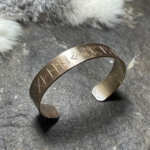 Manchette runique Futhark Elder - Bague de bras Viking en laiton vieilli martelé à la main - Bracelet païen