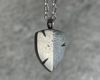 Colgante de escudo medieval en plata de ley - Collar gótico protector
