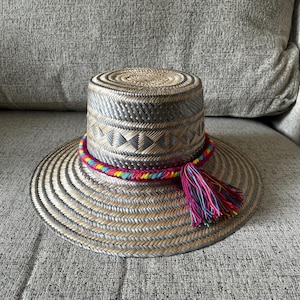 ポンポン付きワユー族の麦わら帽子：手作りのビーチサンハット silver/ multi tassel