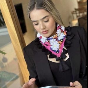 Pañuelo de seda bordado con detalles de lana y borlas de flecos