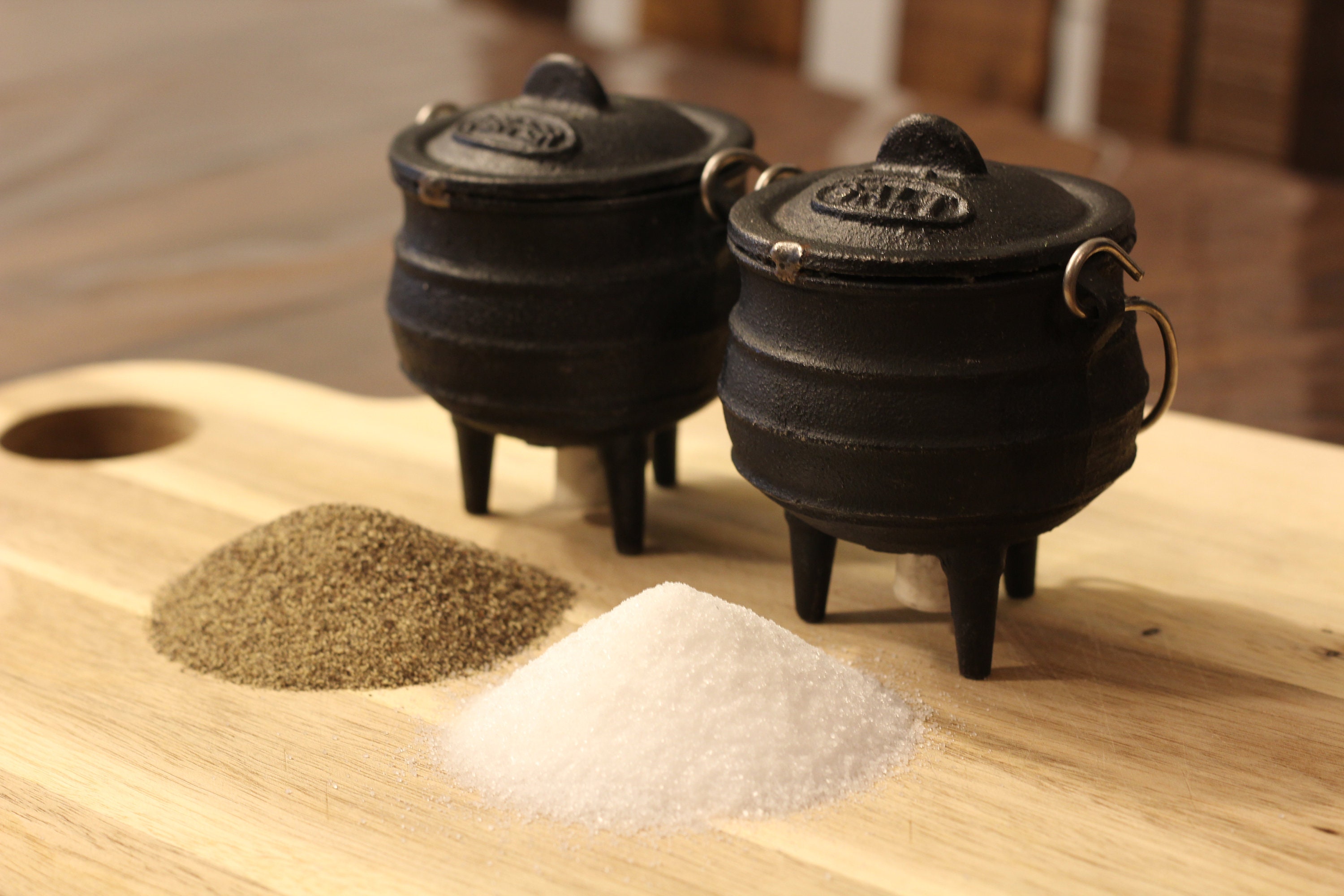 Small Cast Iron Cauldron Salt and Pepper Shakers Kitchen Gadget 