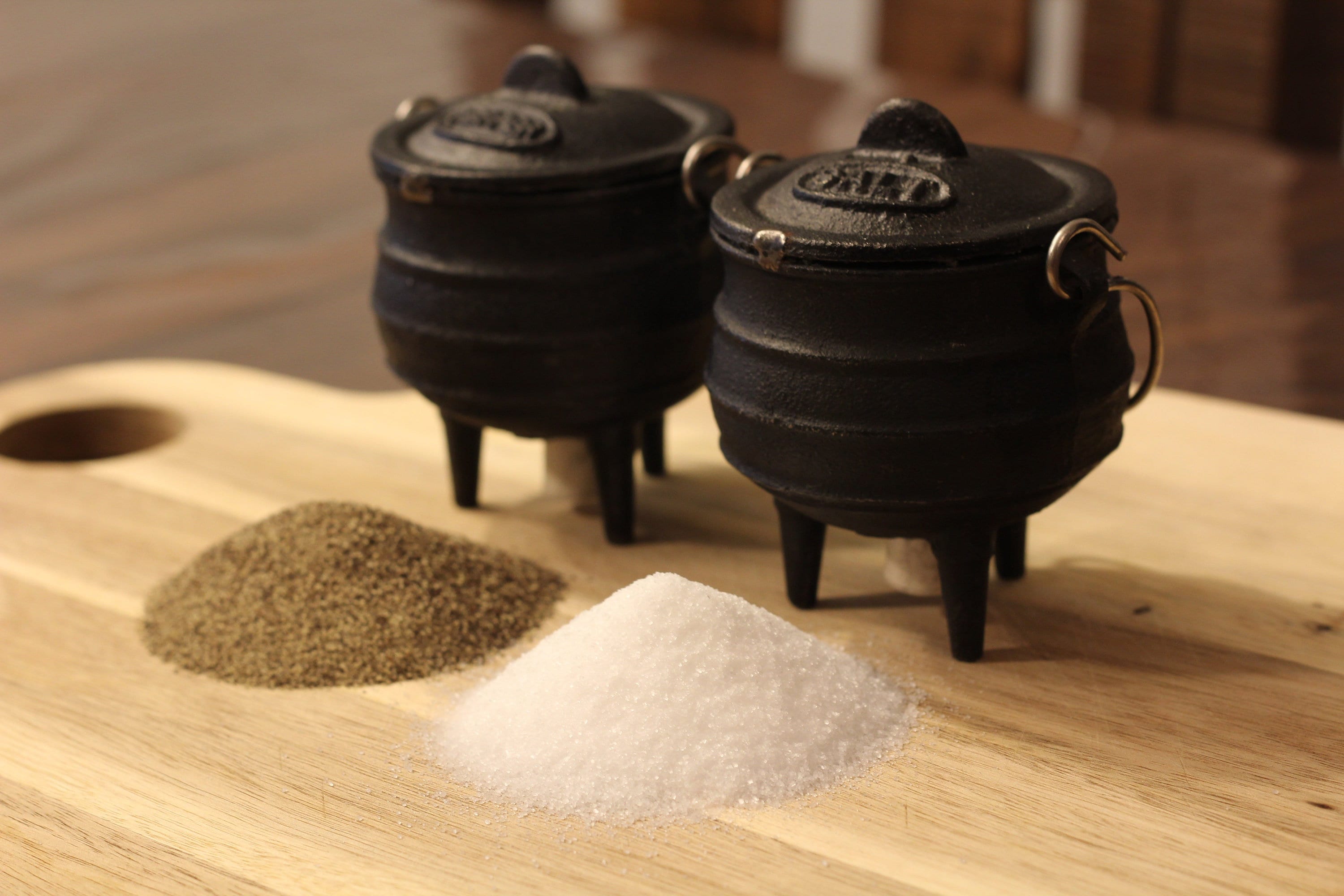 Small Cast Iron Cauldron Salt and Pepper Shakers Kitchen Gadget 