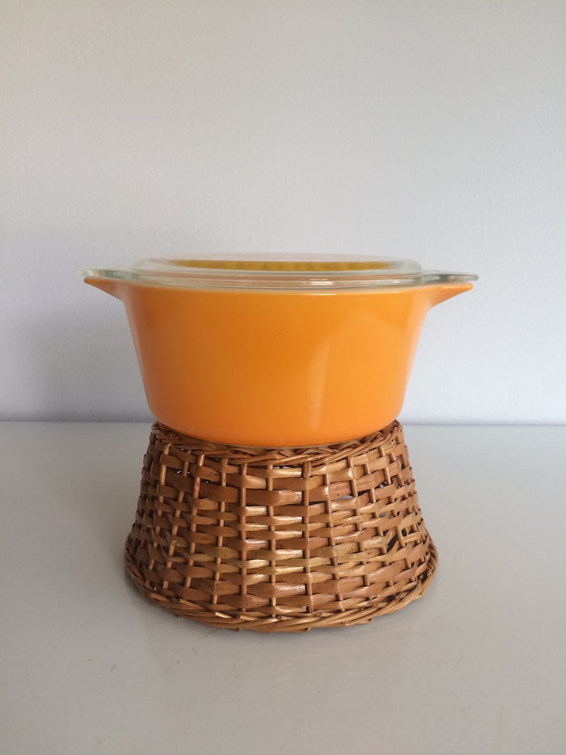 Vintage Pyrex Sunburst Daisy Casserole Dish With Woven Basket #474-B 1 12 Quart