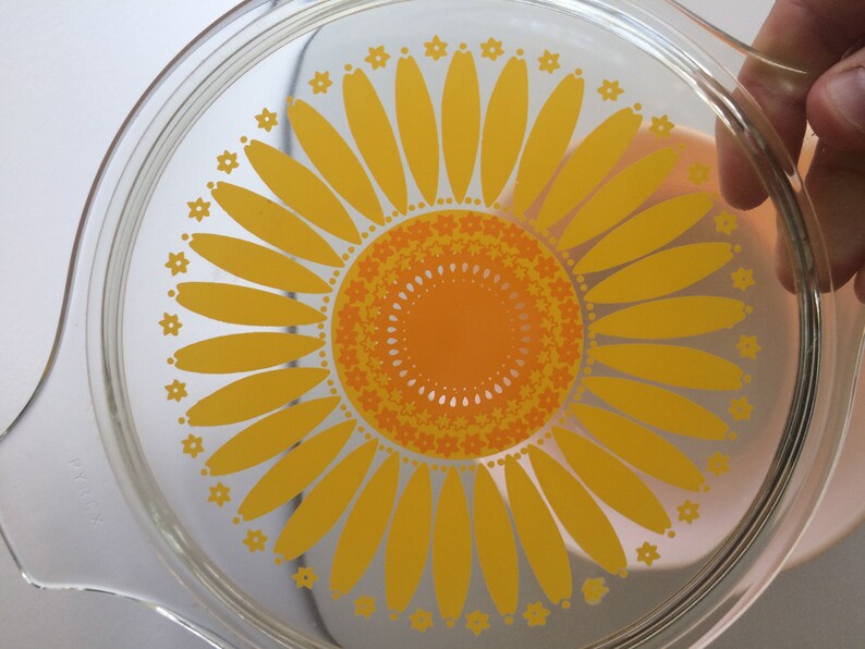 Vintage Pyrex Sunburst Daisy Casserole Dish With Woven Basket #474-B 1 12 Quart