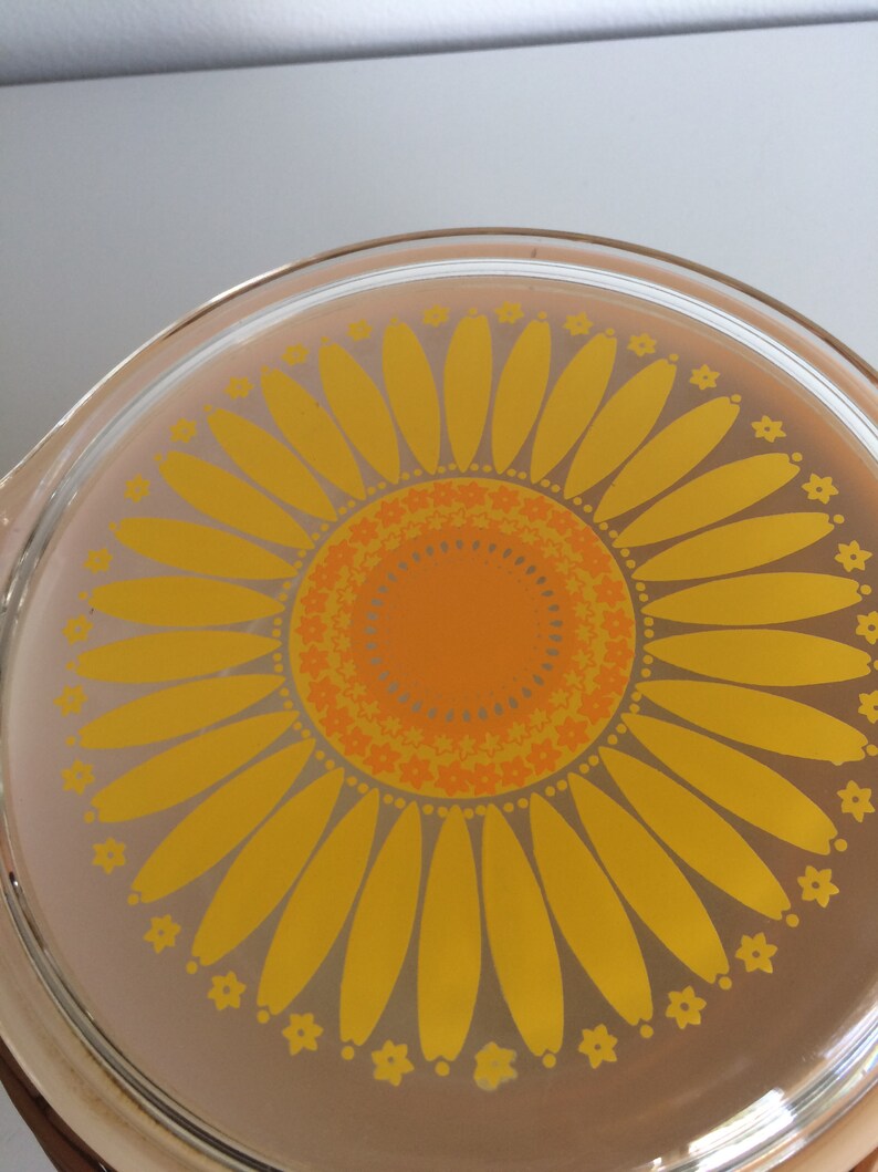 Vintage Pyrex Sunburst Daisy Casserole Dish With Woven Basket #474-B 1 12 Quart