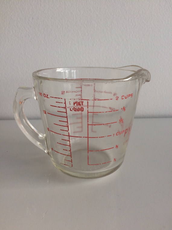 Pyrex 2 Cup Measuring Cup with Red Cover 