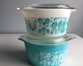 Könnte beinhalten: Zwei vintage blaue und weiße Auflaufformen mit einem Hahn- und Weizenmuster. Die obere Form ist weiß mit einem blauen Muster und die untere Form ist blau mit einem weißen Muster.