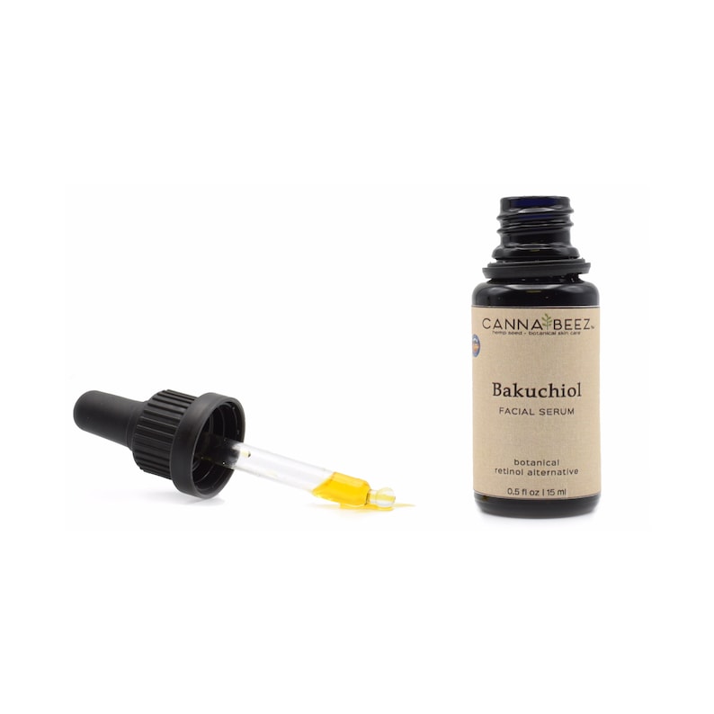 Op de afbeelding: Een klein amberkleurig glazen flesje met een zwarte druppelaar. Het flesje is gelabeld met "Bakuchiol Facial Serum, botanisch retinol-alternatief, 0,5 fl oz | 15 ml" en "CannaBeez".