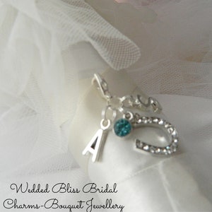 Amuleto de boda con forma de herradura de la suerte, amuleto de ramo, algo azul... Novia, nupcial, amuleto de ramo, amuleto de inicial, regalo de recuerdo... recuerdo en caja