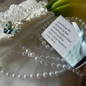 Amuleto de lembrança de casamento - Algo azul - Presente de dia de casamento para noivas - Borboleta azul - Amuleto de buquê com fecho de coração de lagosta