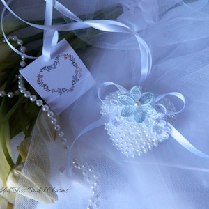 Herradura de boda para la novia, alternativa de herradura nupcial, corazón de perla blanca agrupado corazón-encanto de buena suerte, algo azul -KeepsakeBoxed