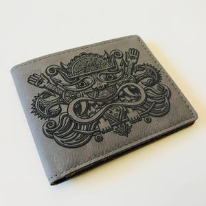 Cartera Chris Dyer - Piel vegana suave y duradera - Grabado láser con "El Necio" - Diseño de Chris Dyer - Arte callejero - Cerebral Concepts