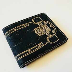 Monedero de skateboard - Cuero vegano suave y duradero - Grabado con láser con "Skateboard" - Diseño de Jeral Tidwell - Regalo para novio - Presente