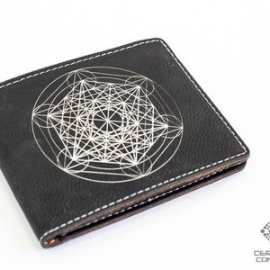 Cartera Cubo de Metatrón - Cuero vegano suave y duradero - Grabado láser con la "Rueda de Metatrón" - Diseño de geometría sagrada - Regalo para tu novio