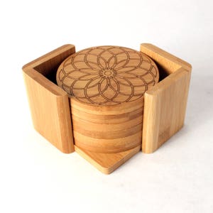 Geometer&#39;s Delight - Ronde Bamboe Onderzetter Set - 6 - Cerebral Concepts - Decoratie - Gegraveerde Onderzetter - Houten Onderzetter - Met houder