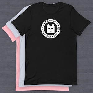 クールキャットブルーロゴシャツ、スーパーヒーローキャットシャツ、漫画キャラクターシャツ
