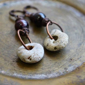 Örhängen med granat och hekssten: Smycken med talismaner från Svarta havet