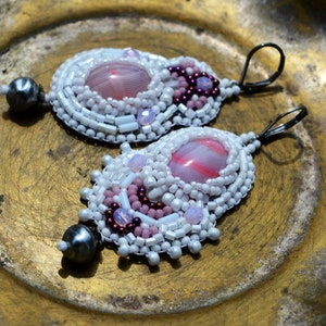 Perlen bestickte Mismatched Ohrringe: Achat, Tschechisches Glas, Creme & Pink