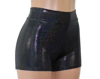 Puede incluir: Shorts negros brillantes con un acabado brillante. Los shorts tienen cintura alta y una longitud corta.
