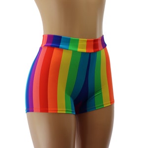 Pu&ograve; includere: Shorts a righe arcobaleno con vita alta e silhouette aderente.