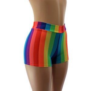 Pu&ograve; includere: Shorts a righe arcobaleno con un ampio elastico in vita.