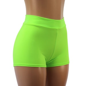 Shorts curto de cintura alta e comprimento modesto, em elastano fosco verde neon - super reativo à luz negra UV!