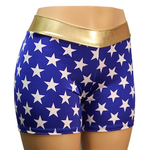 Pu&ograve; includere: Shorts blu con stampa a stelle bianche e cintura dorata.