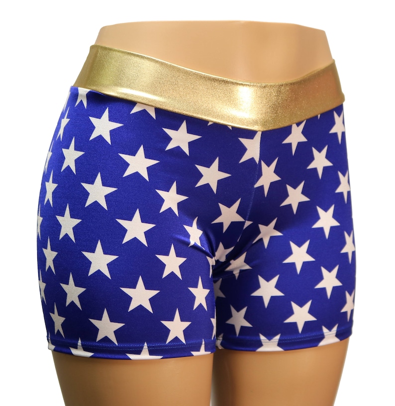 Pu&ograve; includere: Shorts blu con stampa a stelle bianche e cintura dorata.