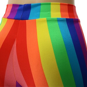 Pu&ograve; includere: Leggings a righe arcobaleno con vita alta, che mostrano un primo piano del tessuto.