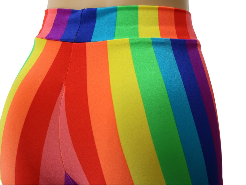 Pu&ograve; includere: Leggings a righe arcobaleno con vita alta, che mostrano un primo piano del tessuto.