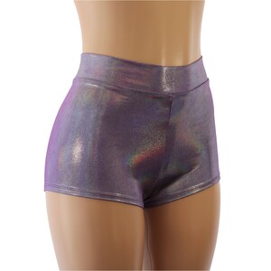 Puede incluir: Pantalones cortos de color morado iridiscente con cintura alta y tejido elástico.
