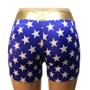 Pu&ograve; includere: Shorts blu con stampa a stelle bianche e fascia in vita dorata.