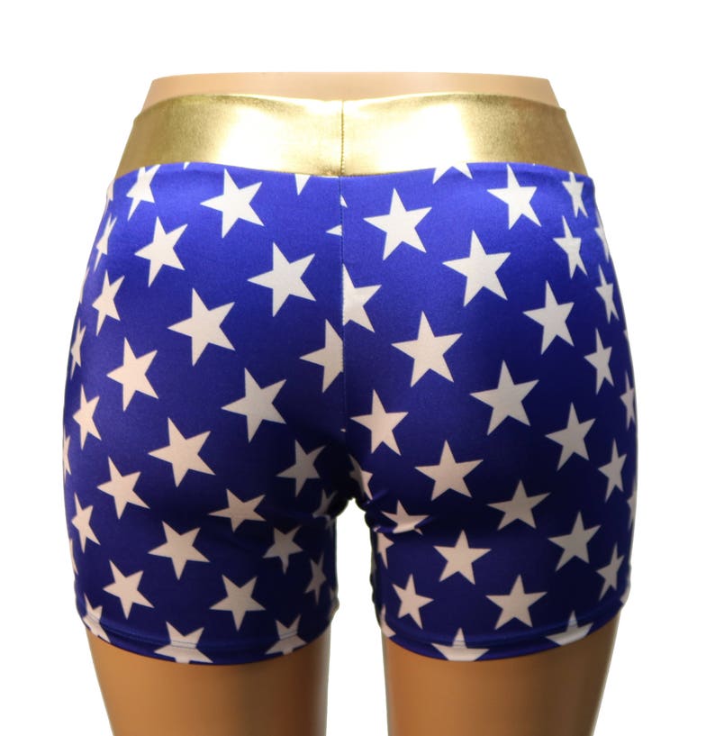Pu&ograve; includere: Shorts blu con stampa a stelle bianche e fascia in vita dorata.