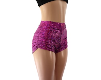 Shorts de talle alto fruncidos en rosa y negro, confeccionados en spandex holográfico brillante. Tallas para niños, adultos y tallas grandes. Laterales fruncidos.