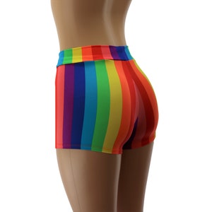 Pu&ograve; includere: Shorts a righe arcobaleno con vita alta. I pantaloncini sono realizzati in un tessuto elastico e confortevole e hanno un vivace motivo arcobaleno.